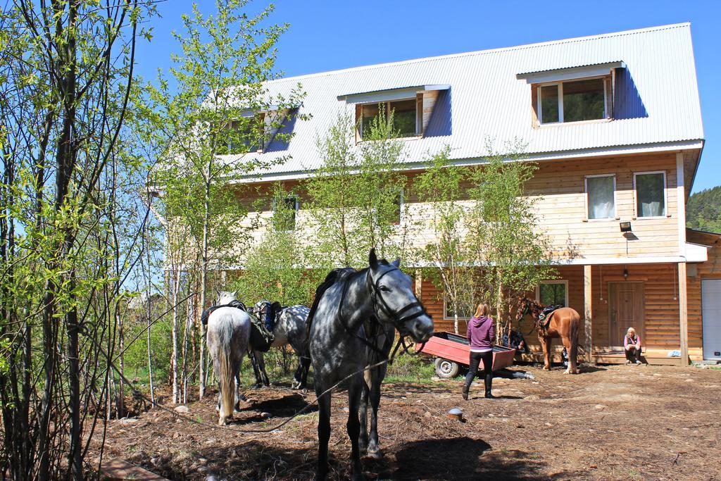 Hotel Obitayemiy Ostrov Listwjanka Exterior foto