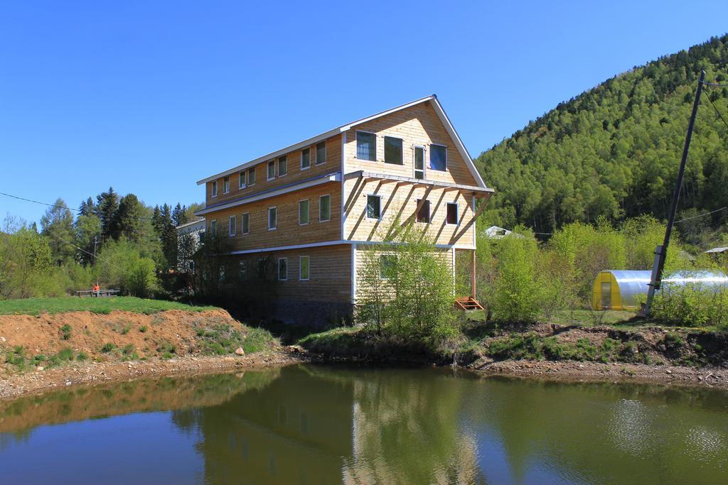 Hotel Obitayemiy Ostrov Listwjanka Exterior foto